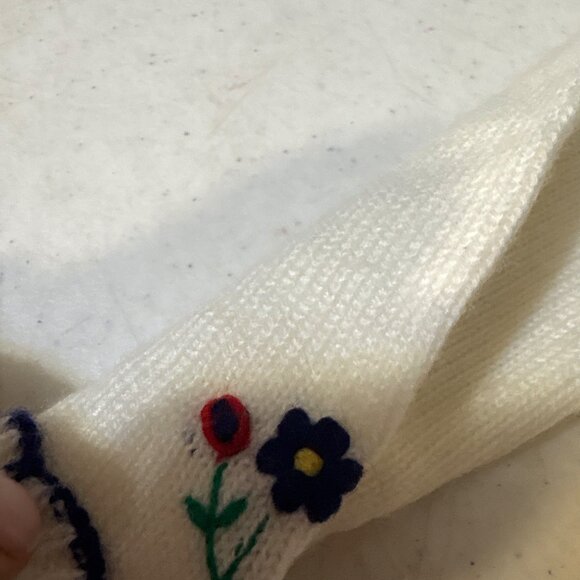 Vintage Baby Girl White Knit Sweater With Floral Embroidery & Scalloped Edging S - Picture 3 of 6